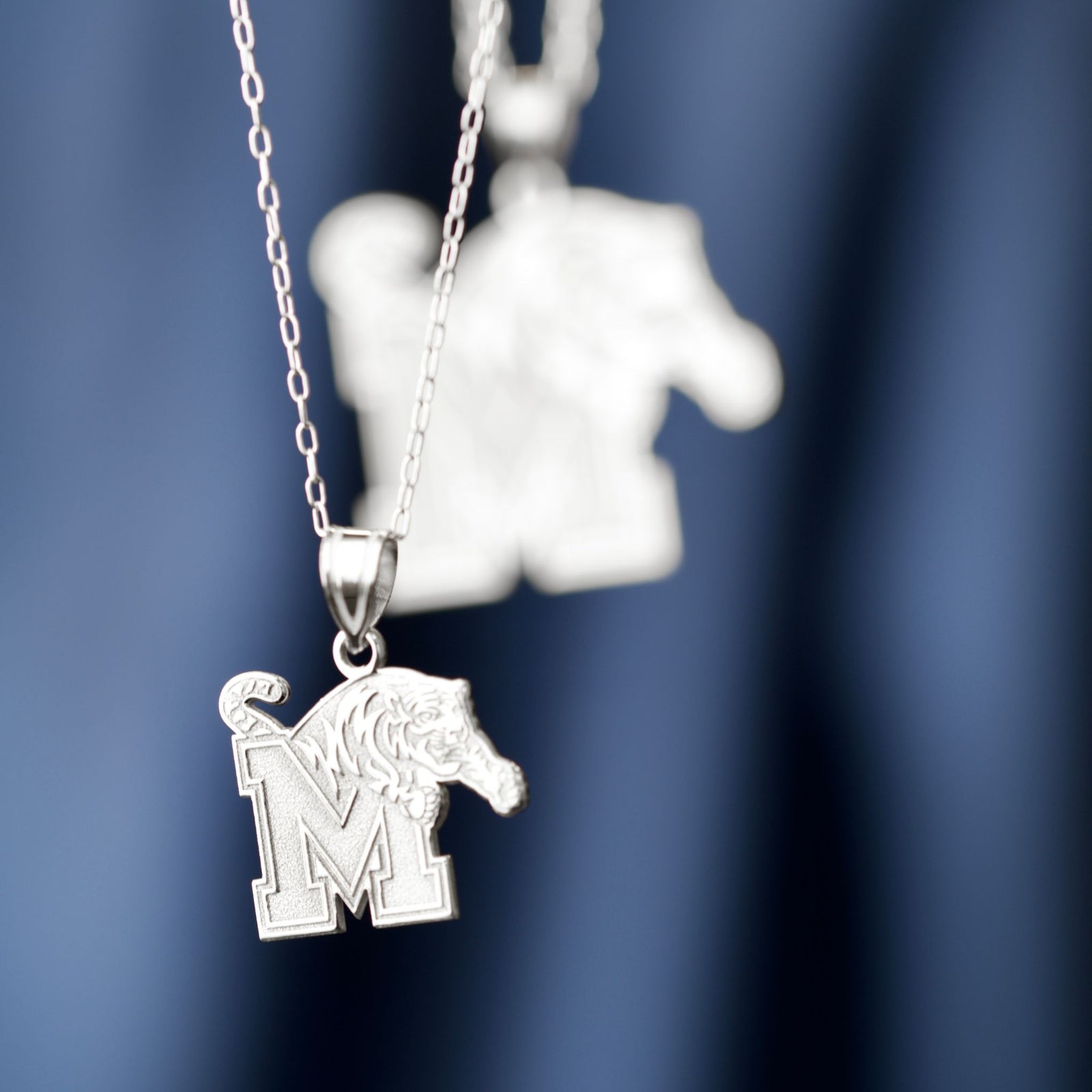 Memphis Tigers 14k White Gold Crest Necklace (Medium)