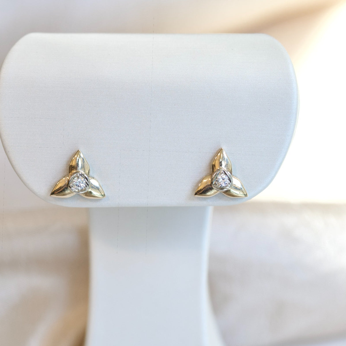 14k Yellow Gold Stamped 0.13cttw Diamond Two-Tone Floral Stud Earrings0