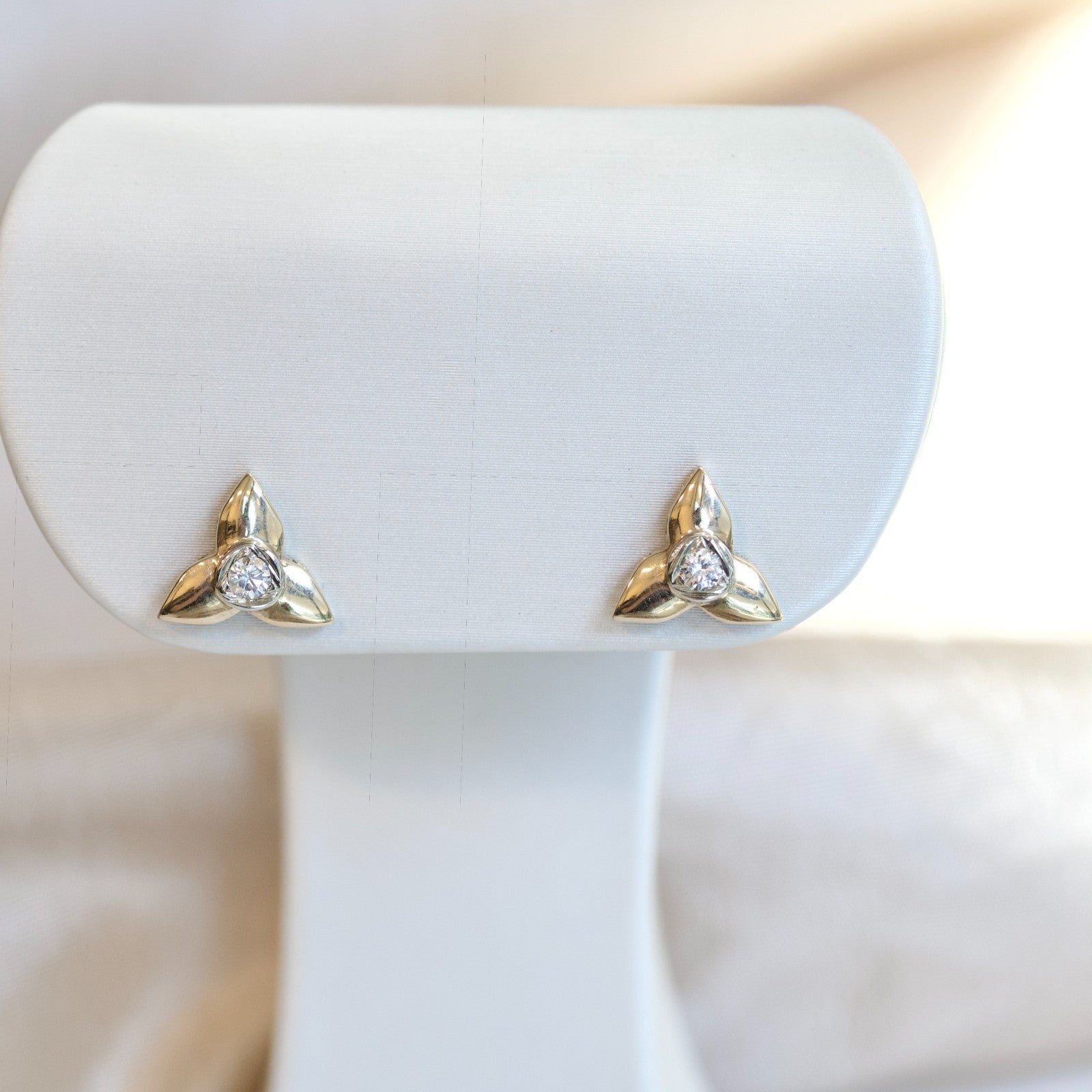 14k Yellow Gold Stamped 0.13cttw Diamond Two-Tone Floral Stud Earrings0