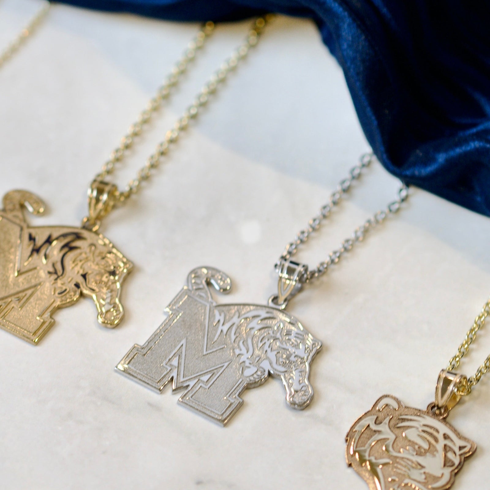 Memphis Tigers 14k White Gold Crest Necklace (Extra Large)