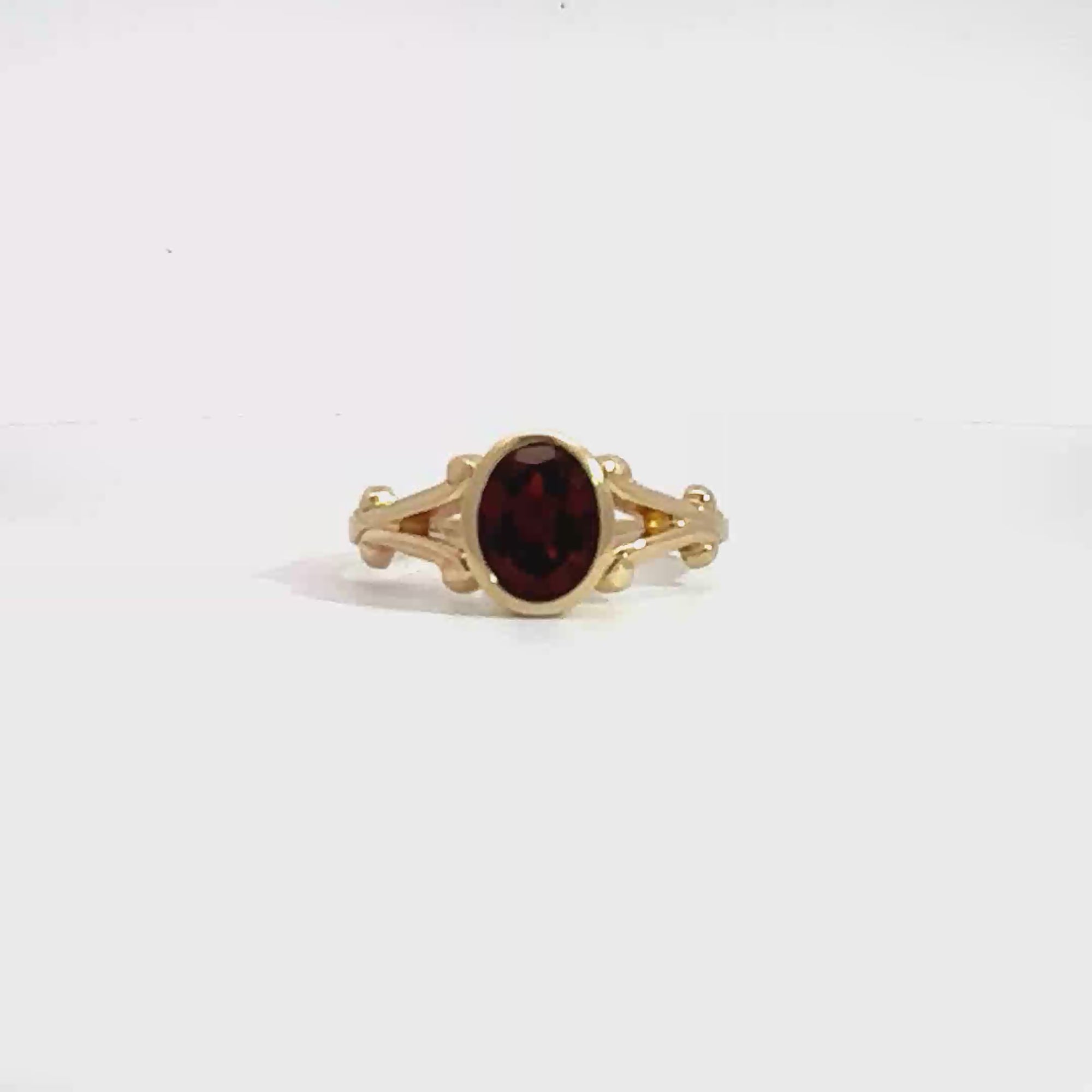 Vintage 14k Yellow Gold 1.50ctw Oval Garnet Ring